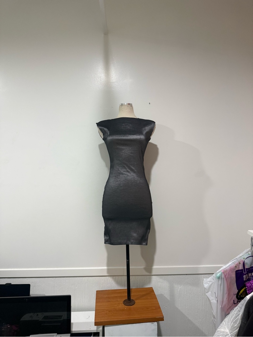 Sleek Black Cap-Sleeve Bodycon Dress